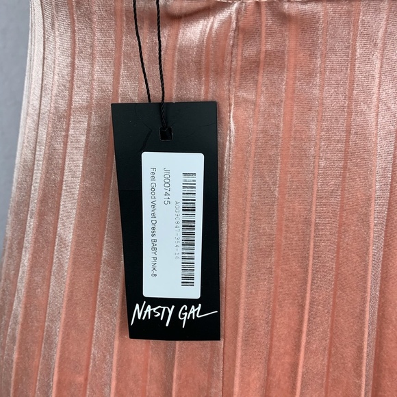 Nasty Gal Pink velvet dress - Picture 4 of 6